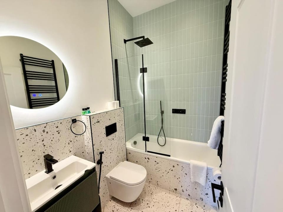 Central - Free parking- Sleeps 6 - Stylish Apt Apartment in Bristol
