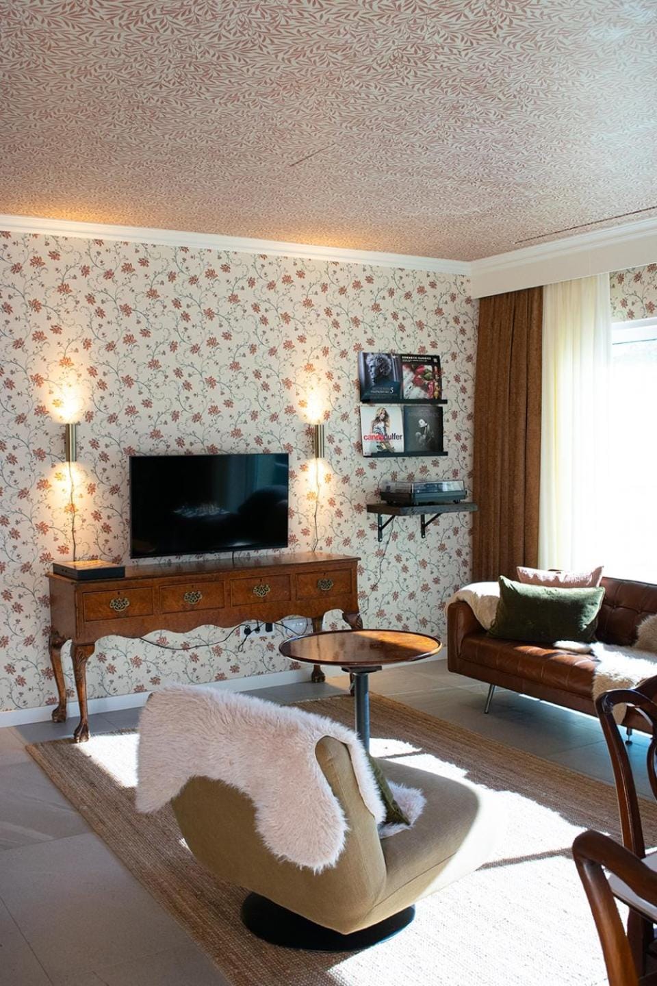 TV and multimedia, Living room, Seating area, Evening entertainment