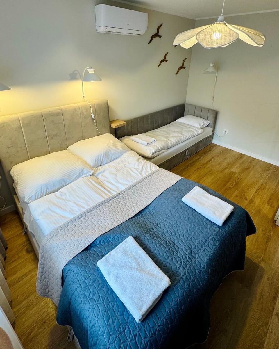 Bed, Bedroom, towels