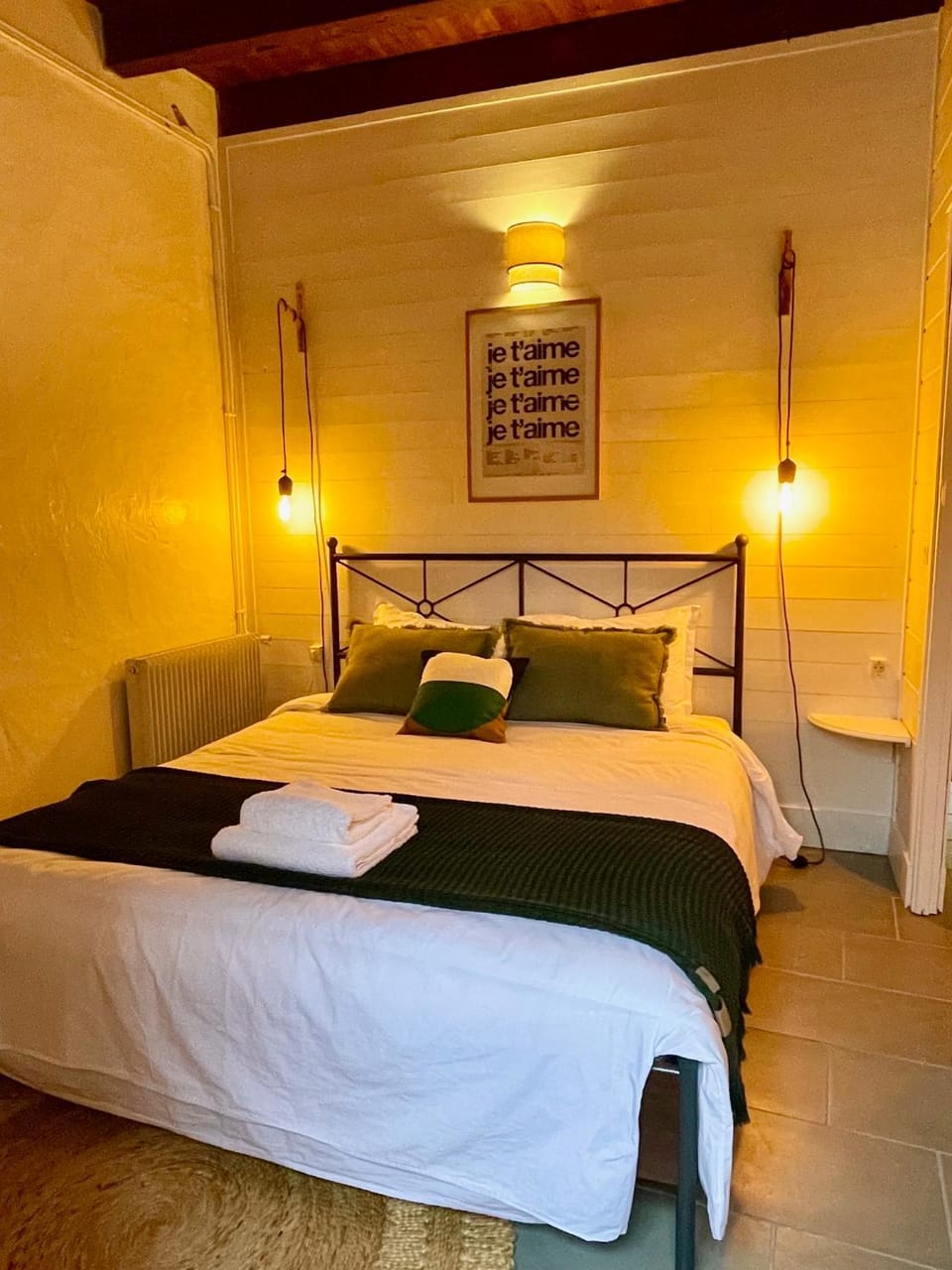 Bed, Bedroom, towels