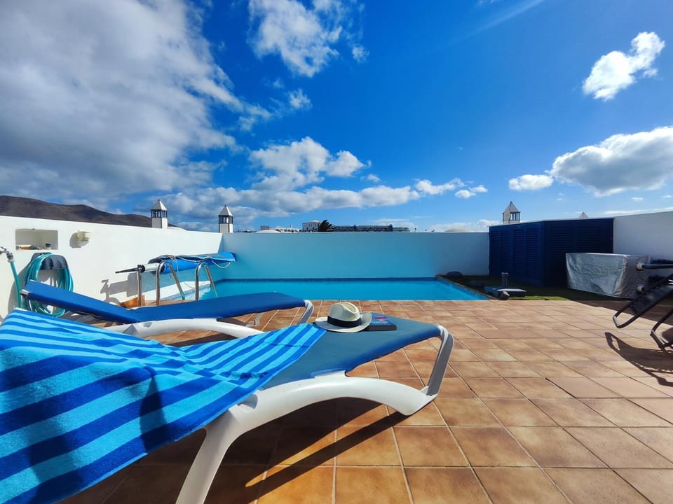 Day, Natural landscape, View (from property/room), Balcony/Terrace, Pool view, Sea view, Swimming pool, sunbed