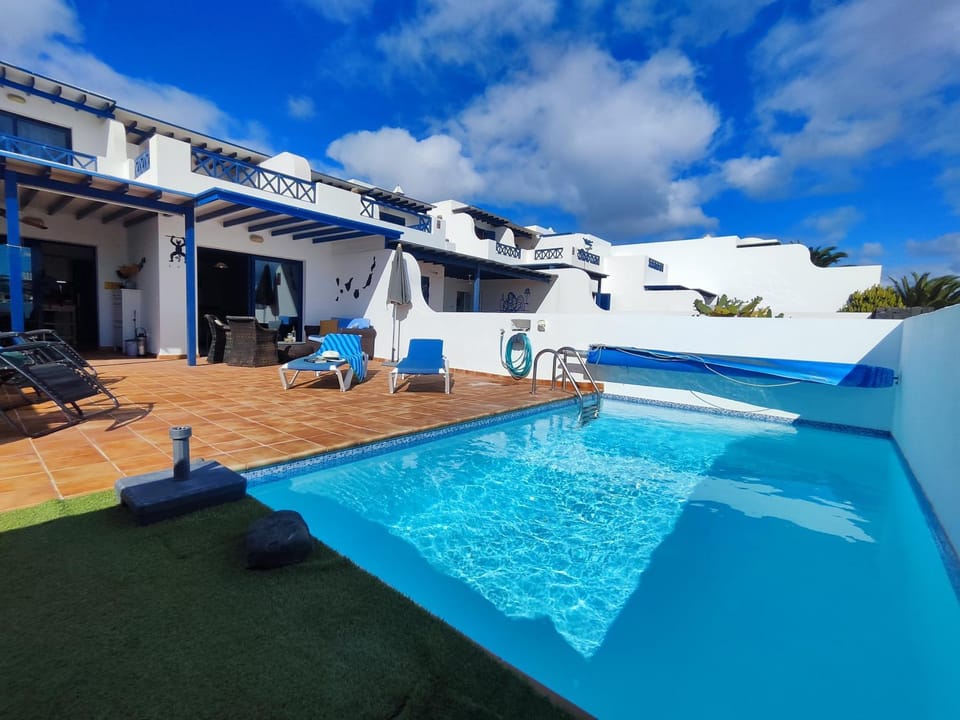 Property building, Day, Pool view, Swimming pool, sunbed