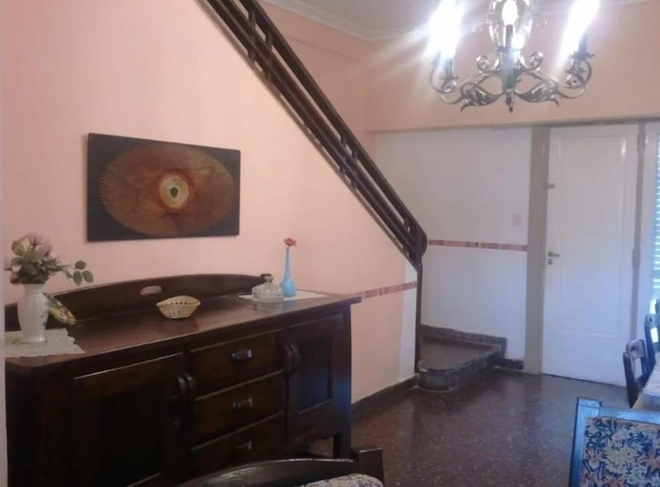 Miramar costa Atlántica alquiler temporario casa para 10 personas exelente ubicación a Dos cuadras de la playa y cuatro del centro House in Miramar
