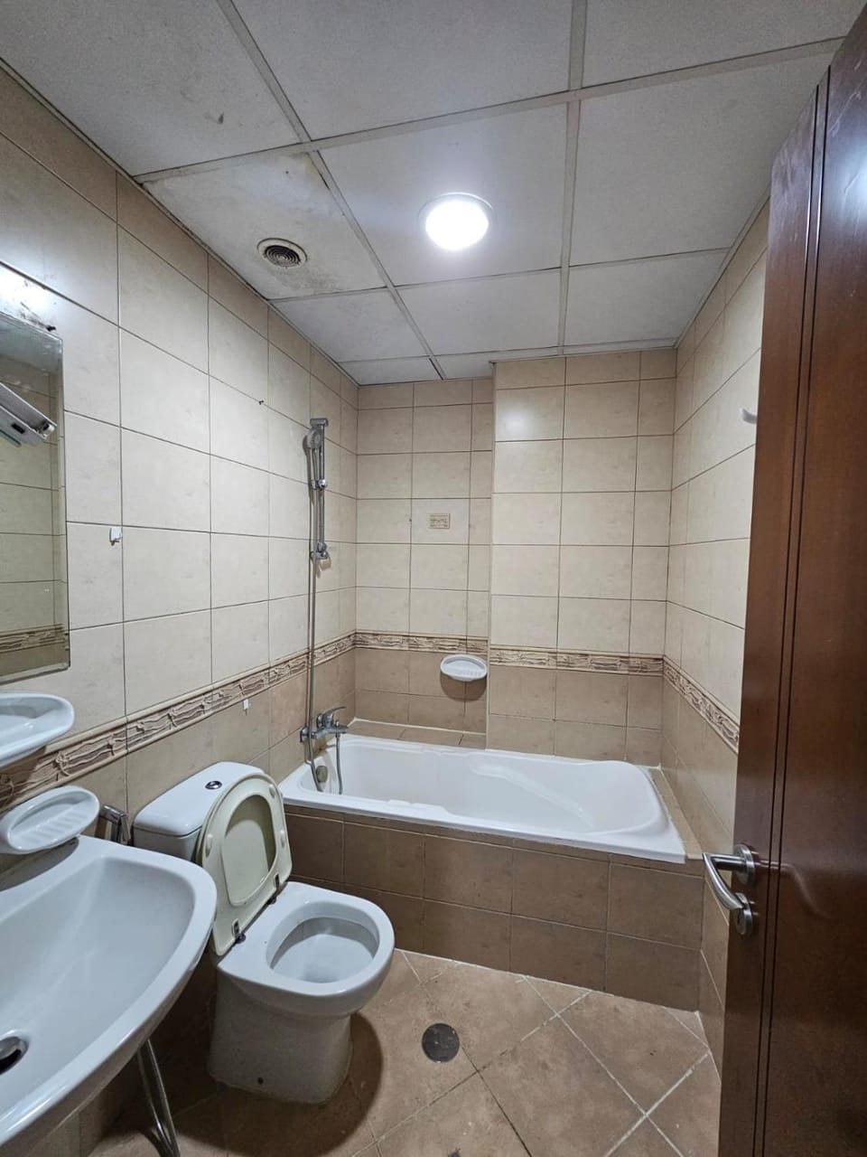 Master room alMajaz men only Apartment in Al Sharjah