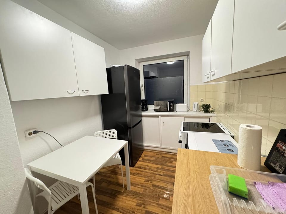 Coffee/tea facilities, Kitchen or kitchenette, Dining area, oven, stove, toaster