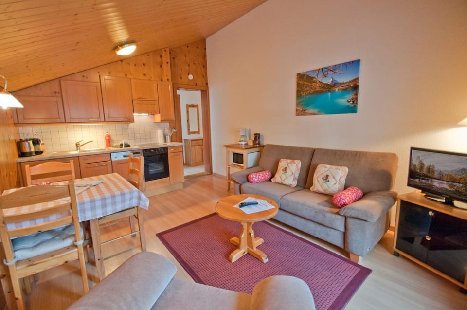 Kitchen or kitchenette, Living room, Seating area, Dining area