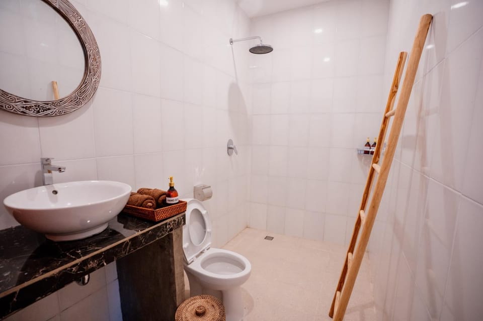 Shower, Toilet, Bathroom, bidet, towels