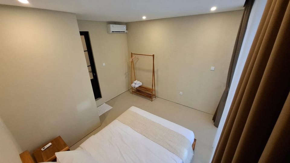 Photo of the whole room, towels, air conditioner