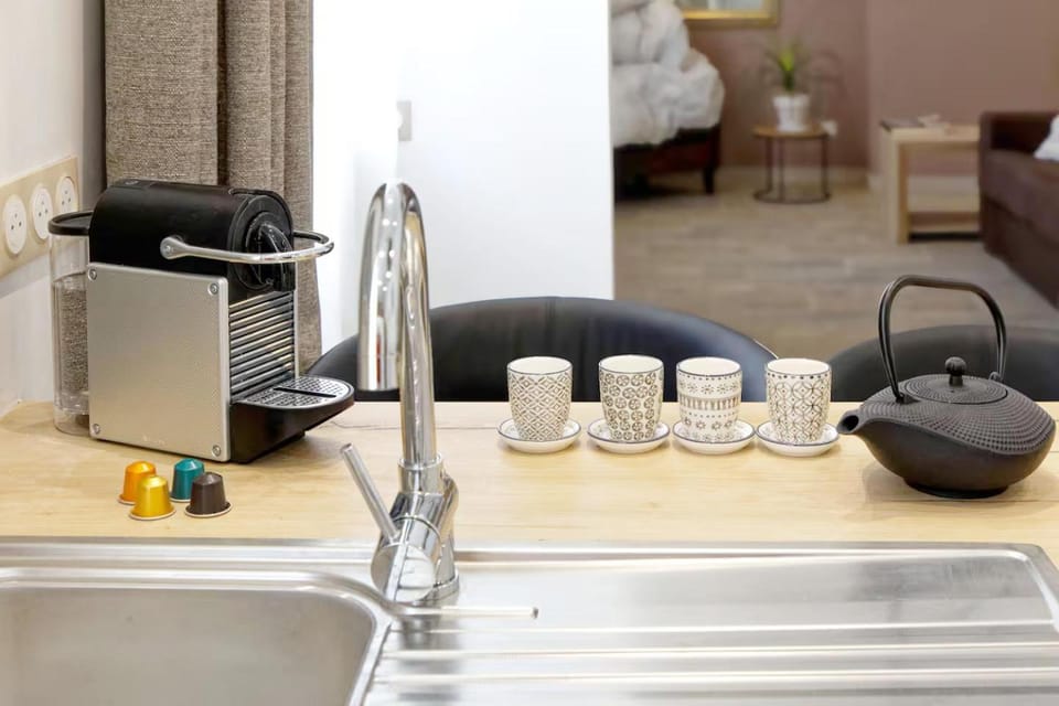 Coffee/tea facilities, Kitchen or kitchenette, Living room, Seating area
