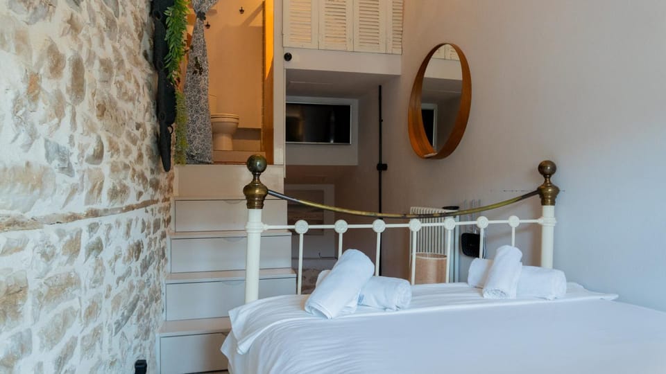 Bed, Photo of the whole room, towels