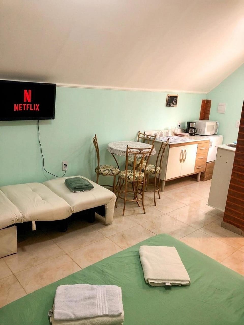TV and multimedia, Photo of the whole room, Dining area, towels