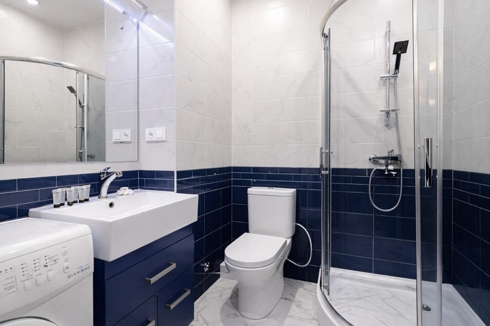 Shower, Toilet, Bathroom, towels