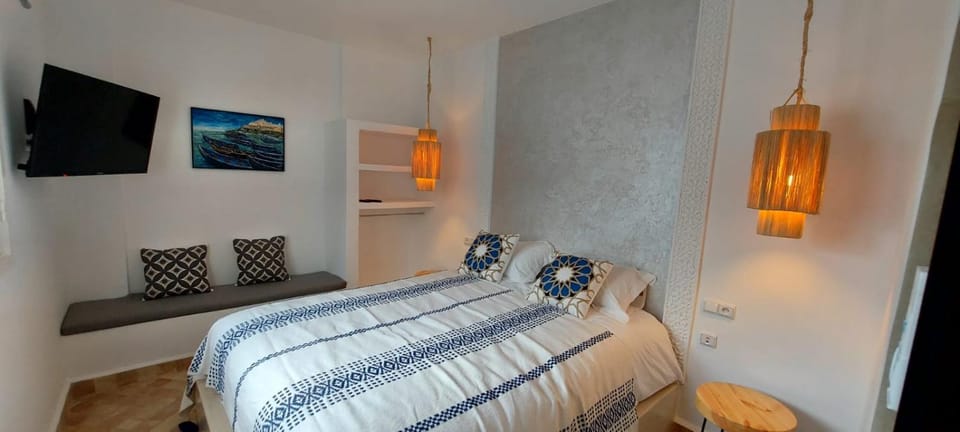 Bed, TV and multimedia, Bedroom
