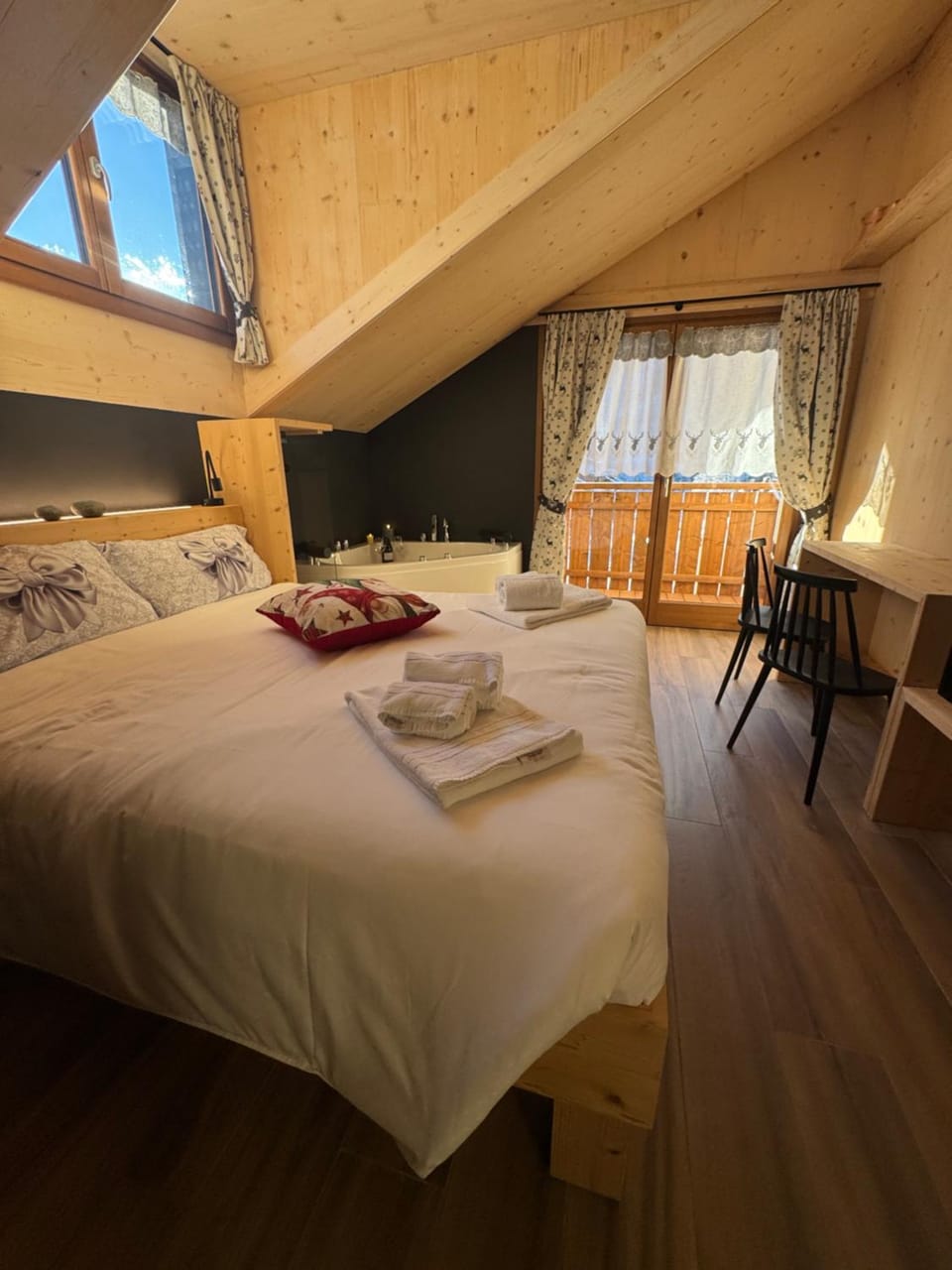 Hot Tub, Bedroom