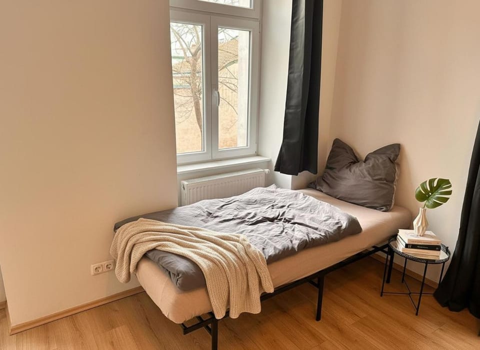 2 Room Spacious & Modern Industrial Loft at Westbahnhof with Air Conditioning - next to Metro - Smart Beamer, Netflix & Long Stay friendly Apartment in Vienna