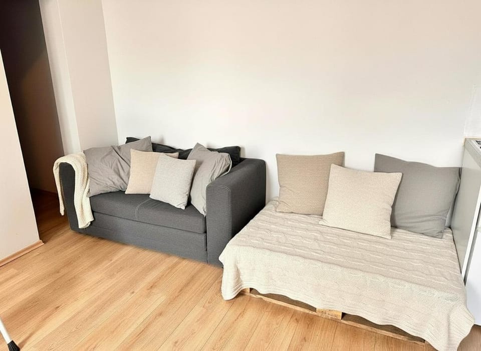 2 Room Spacious & Modern Industrial Loft at Westbahnhof with Air Conditioning - next to Metro - Smart Beamer, Netflix & Long Stay friendly Apartment in Vienna