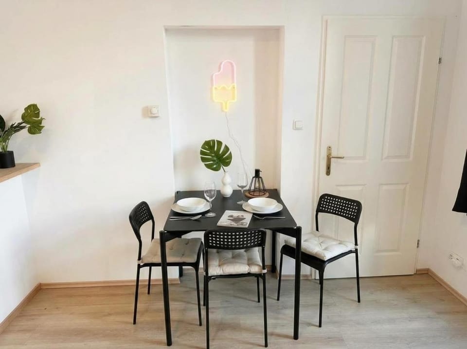 2 Room Spacious & Modern Industrial Loft at Westbahnhof - next to Metro - Smart Beamer, Netflix & Long Stay friendly Apartment in Vienna