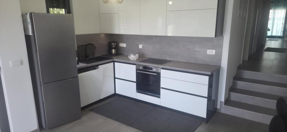 Kitchen or kitchenette, dishwasher