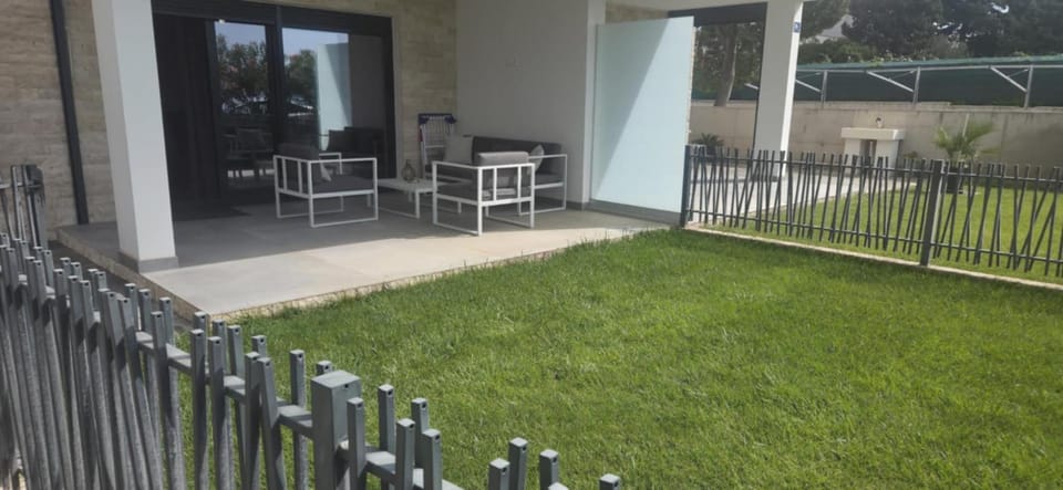 Property building, Garden, Balcony/Terrace