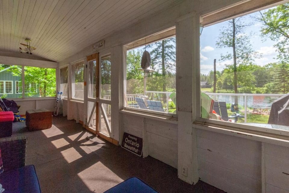 Waterfront Muskoka Cottage on Trent-Severn River House in Gravenhurst