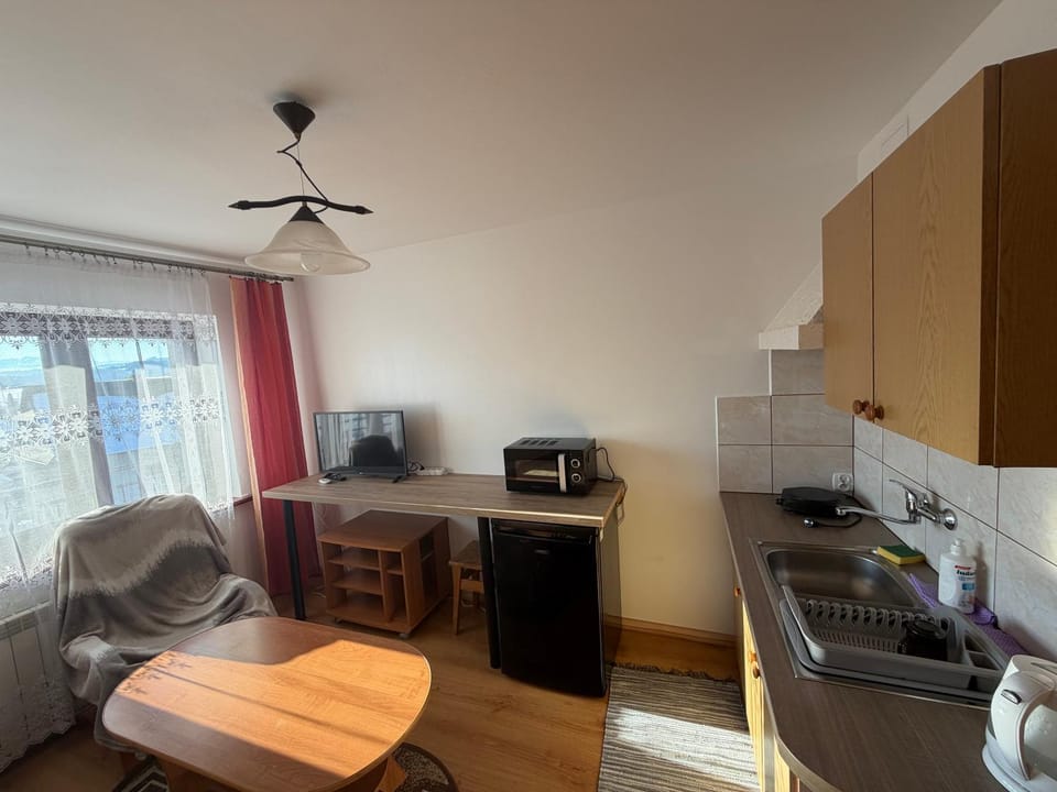 TV and multimedia, Kitchen or kitchenette, Seating area, stove