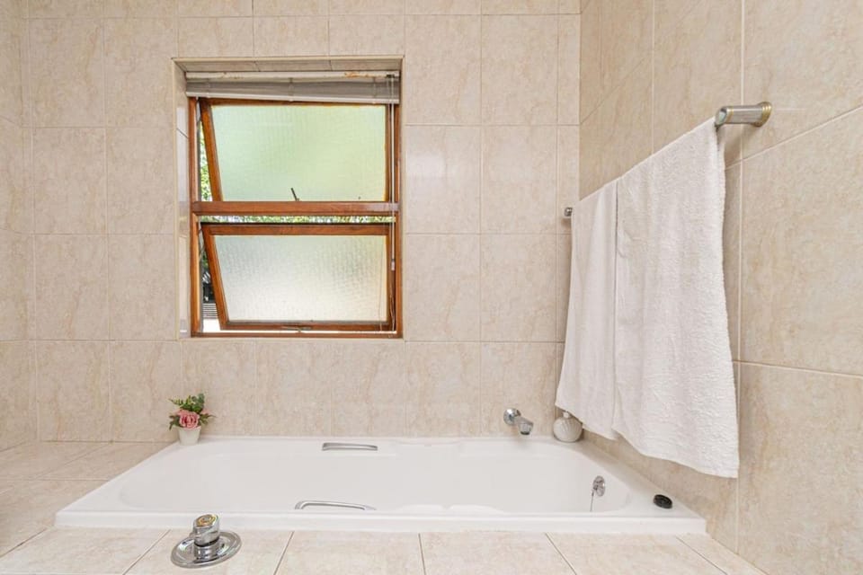 Sandton city 3 bedroom apartment with balcony Apartment in Sandton