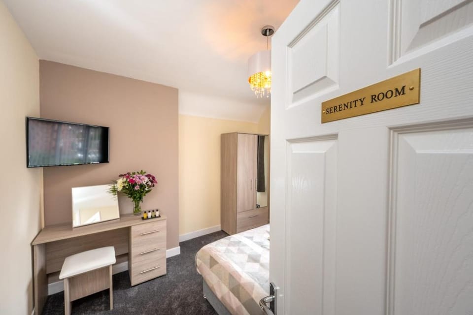 Stylish Three Bedroom Property With Parking House in Shirley