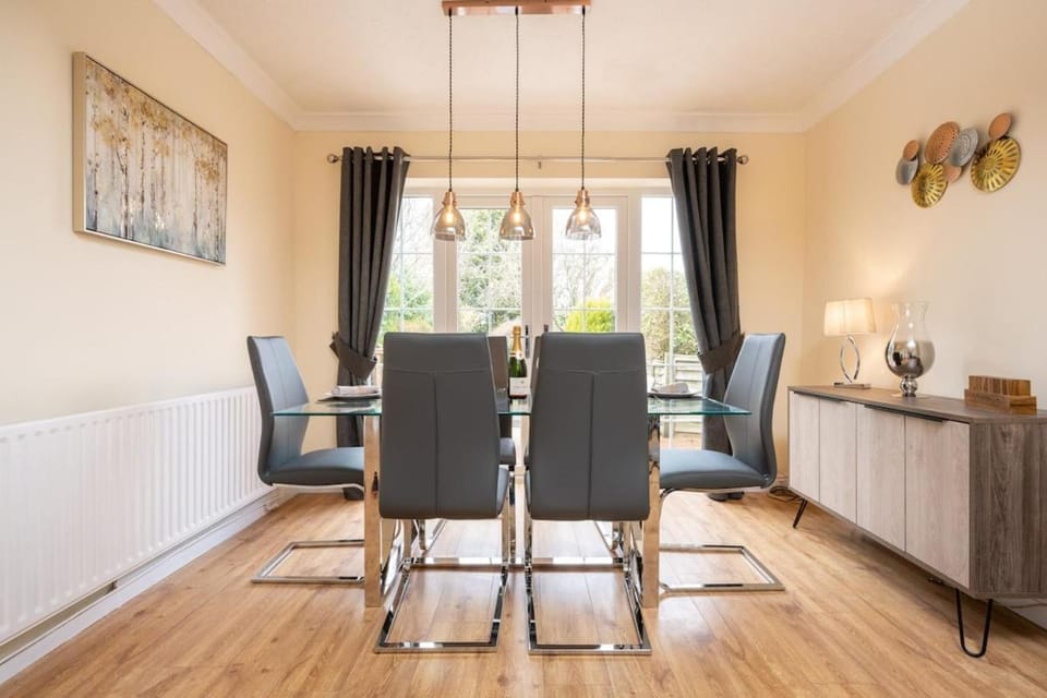 Stylish Three Bedroom Property With Parking House in Shirley