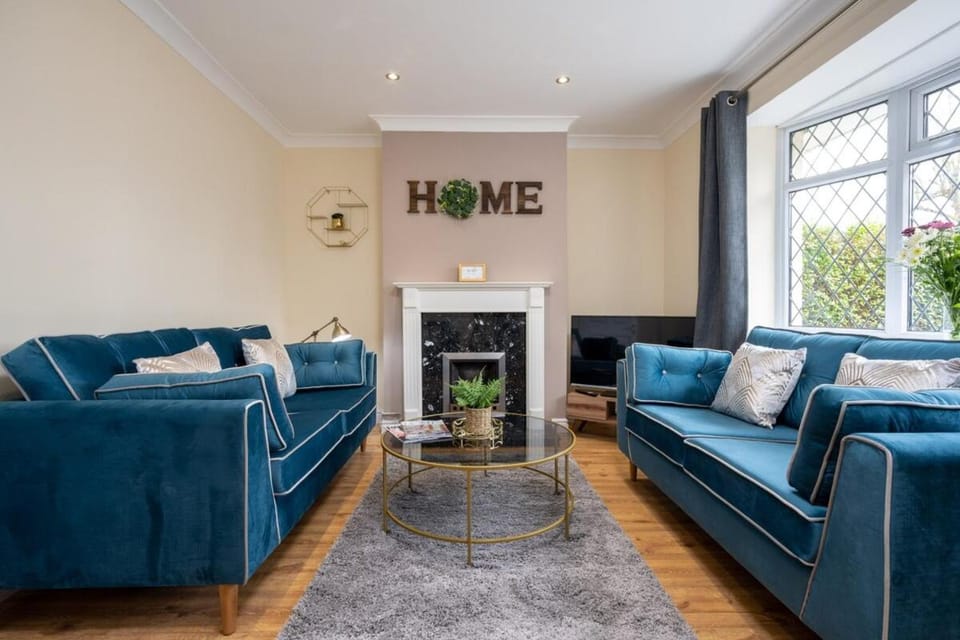 Stylish Three Bedroom Property With Parking House in Shirley