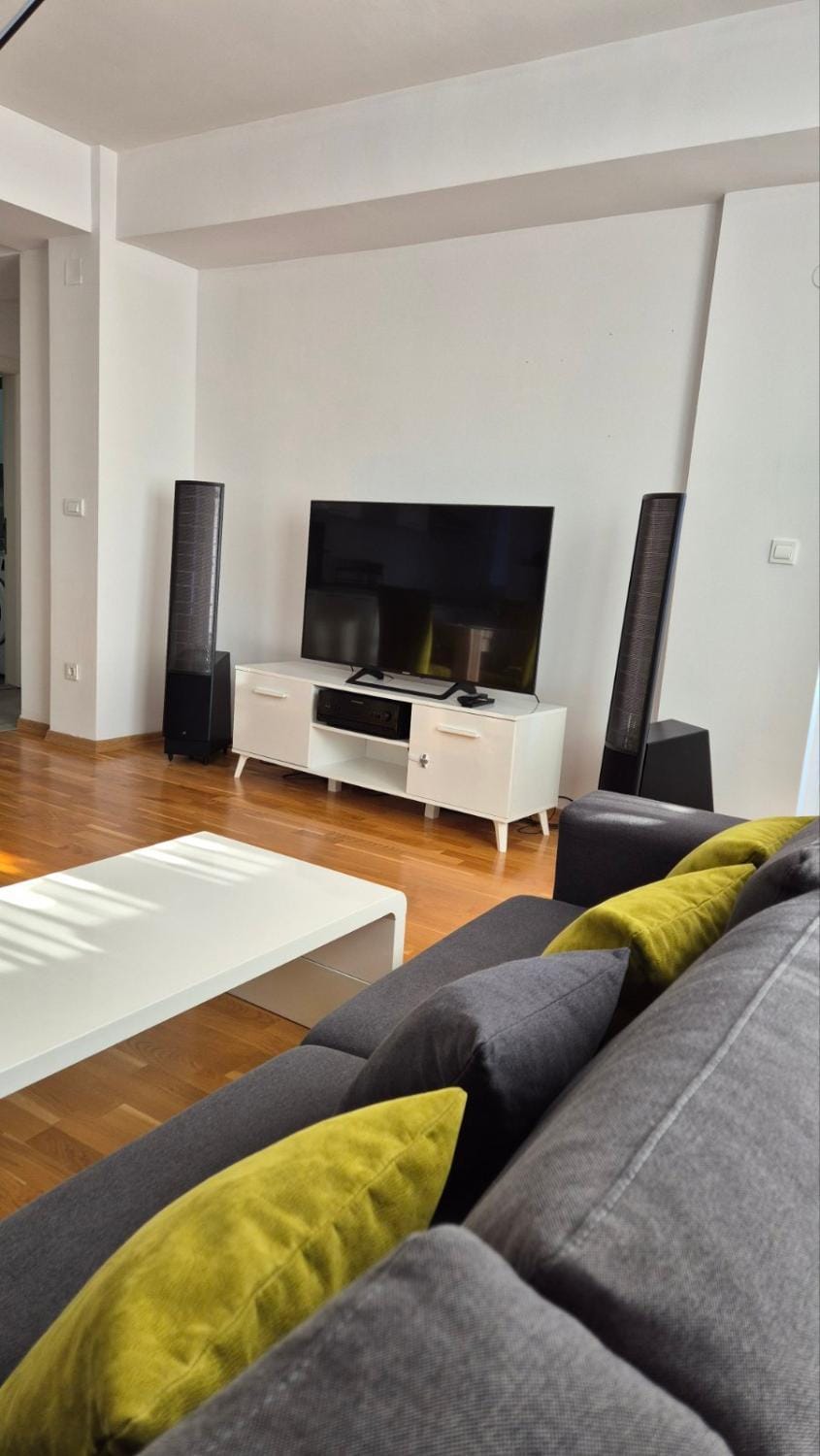 Communal lounge/ TV room, Bed, TV and multimedia, Living room, Seating area