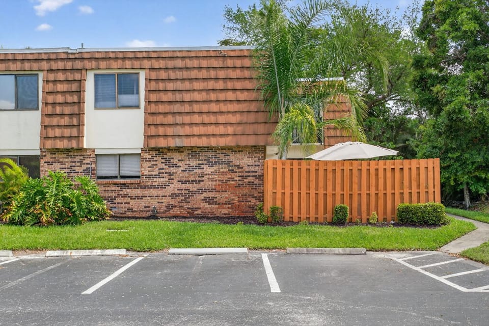 Comfortable Fort Myers Townhome Pool Downtown Apartment in Fort Myers