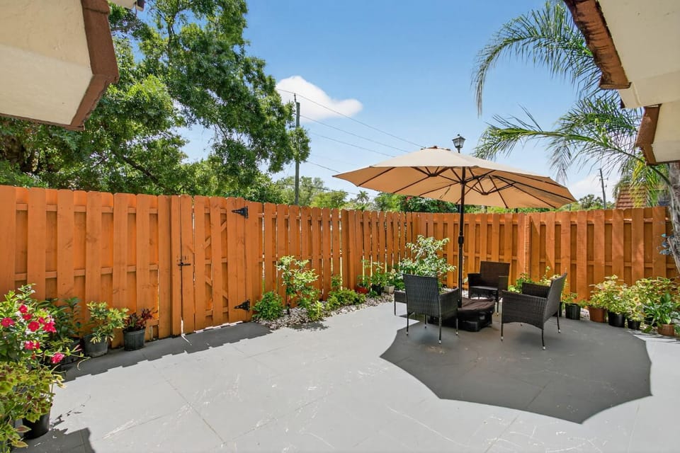 Comfortable Fort Myers Townhome Pool Downtown Apartment in Fort Myers