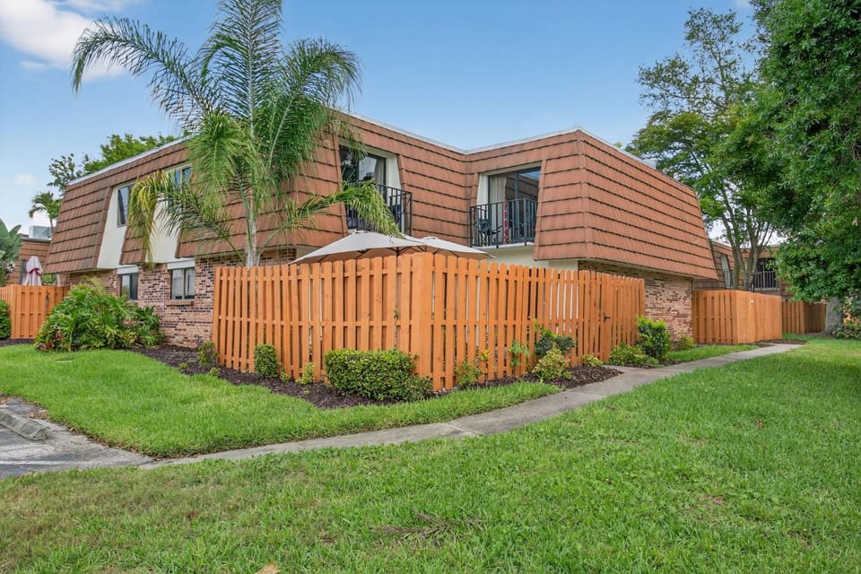 Comfortable Fort Myers Townhome Pool Downtown Apartment in Fort Myers