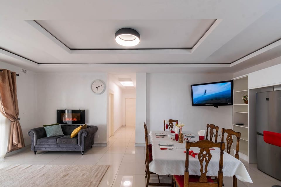 Communal lounge/ TV room, TV and multimedia, Living room, Seating area, Dining area