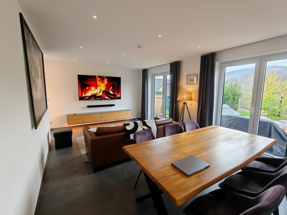 TV and multimedia, Living room, Seating area, Dining area, Evening entertainment