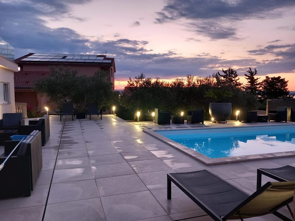 Swimming pool, Sunrise