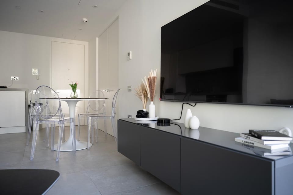 VV - Skyline Studio Pool & Gym in City Centre Apartment in Gibraltar