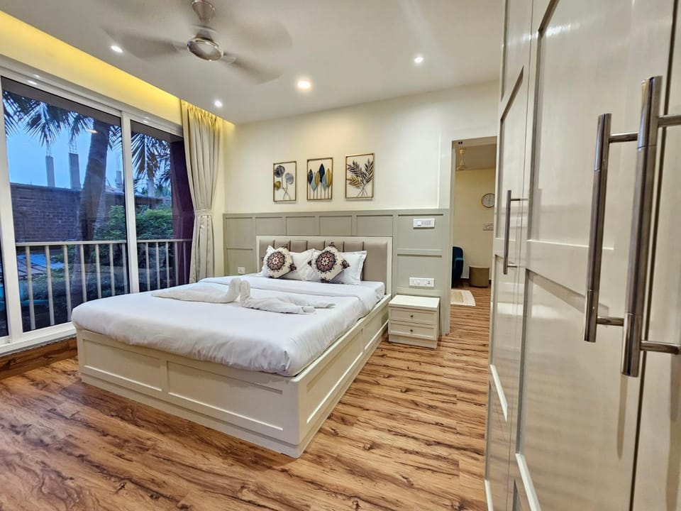 Bed, Bedroom, towels, wardrobe