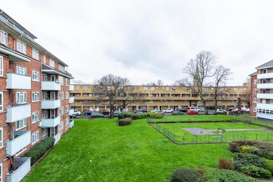 Property building, Garden, Location, Parking