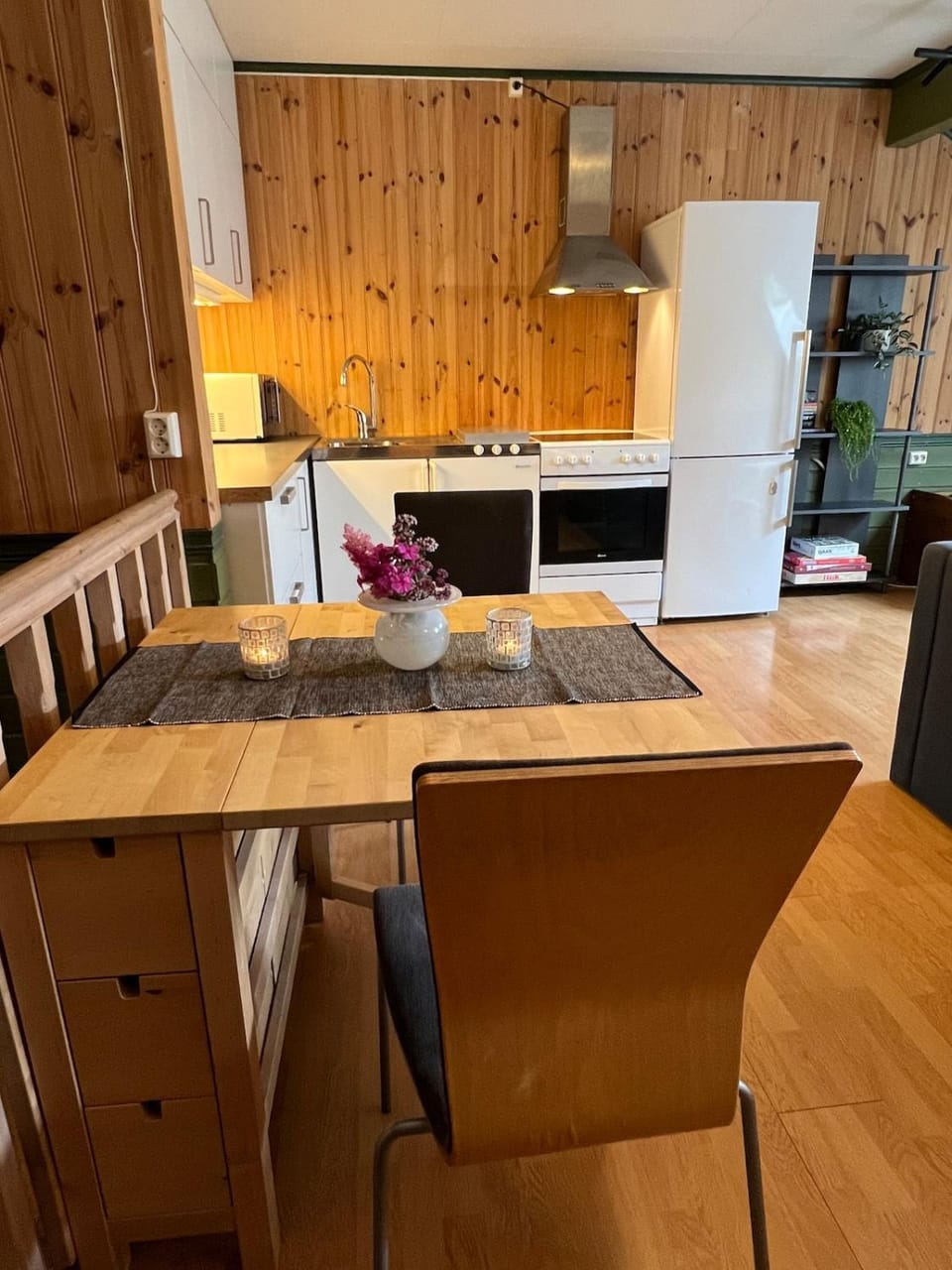 Kitchen or kitchenette, Dining area, oven