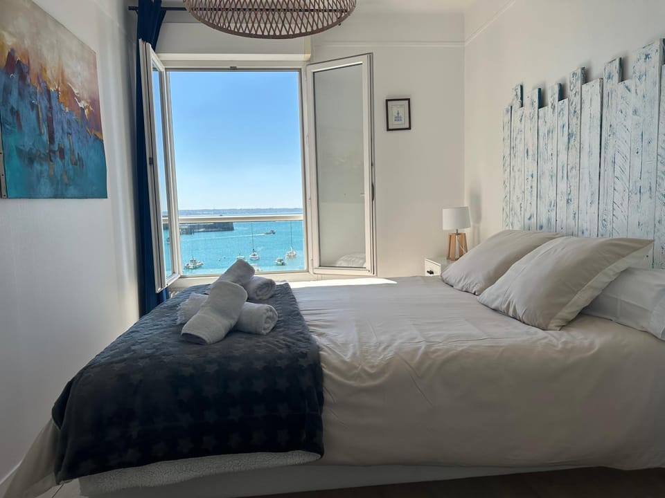 Bed, Bedroom, Sea view