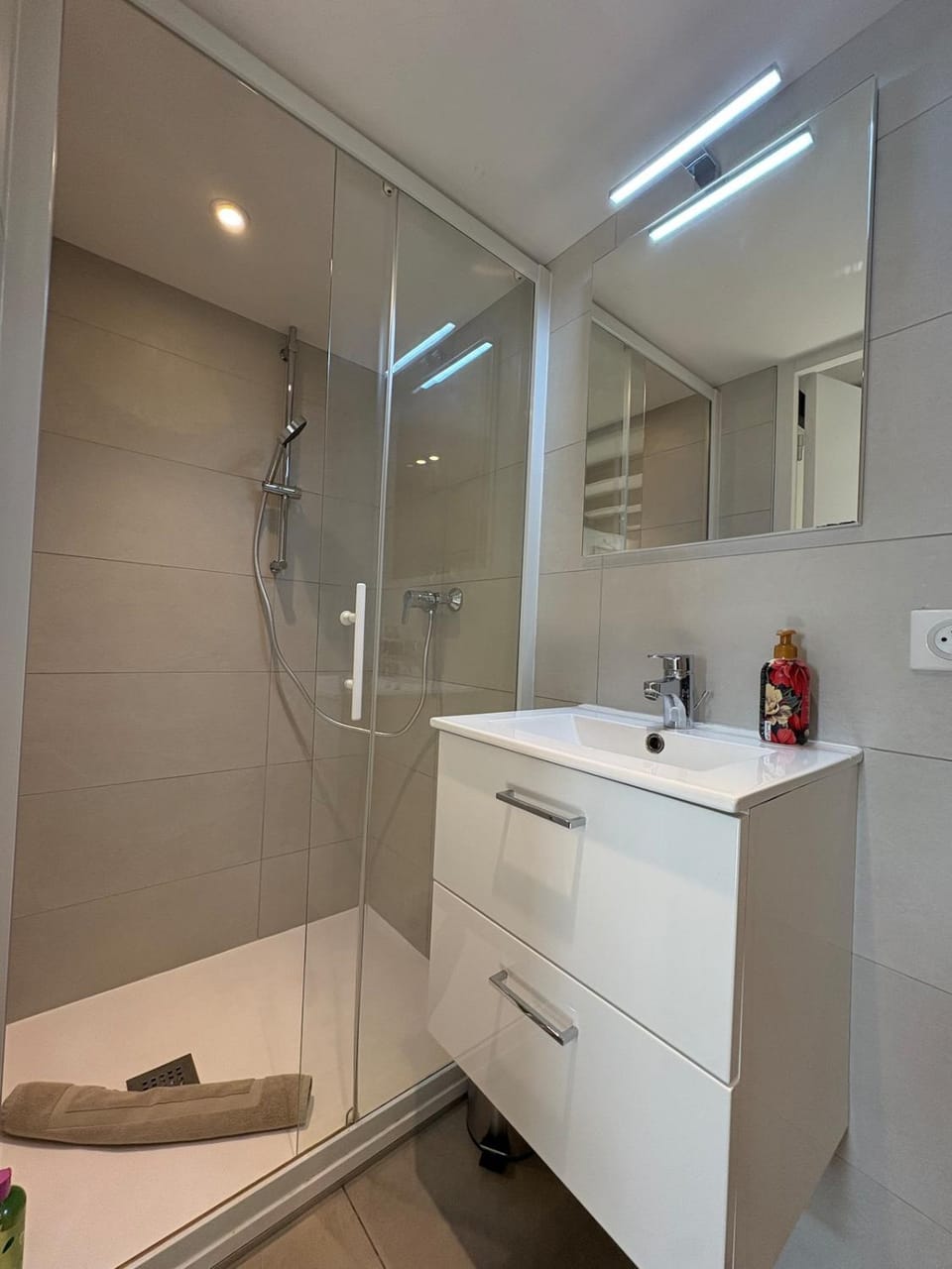 NEW - Croix Roussienne at night Apartment in Lyon
