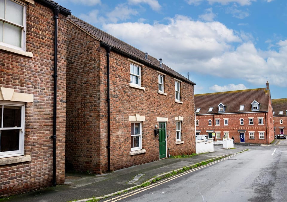 Property building, Day, Neighbourhood, Street view, Location