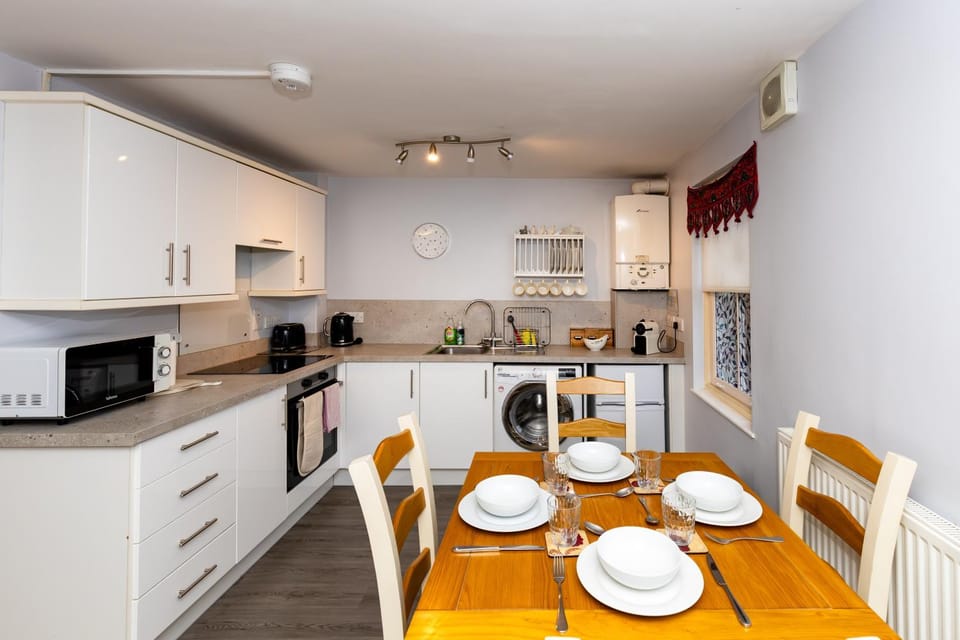 Coffee/tea facilities, Kitchen or kitchenette, Dining area, oven, pet friendly, stove, toaster, washing machine