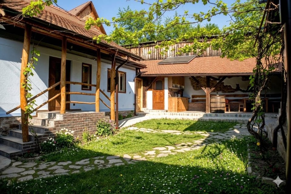 Property building, Patio, Balcony/Terrace