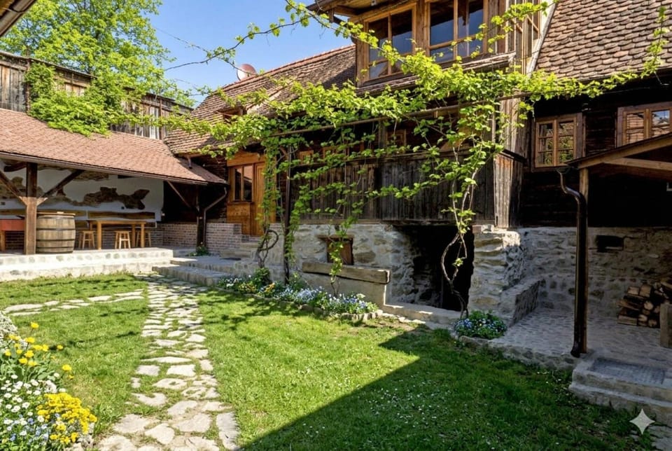 Property building, Patio, Balcony/Terrace