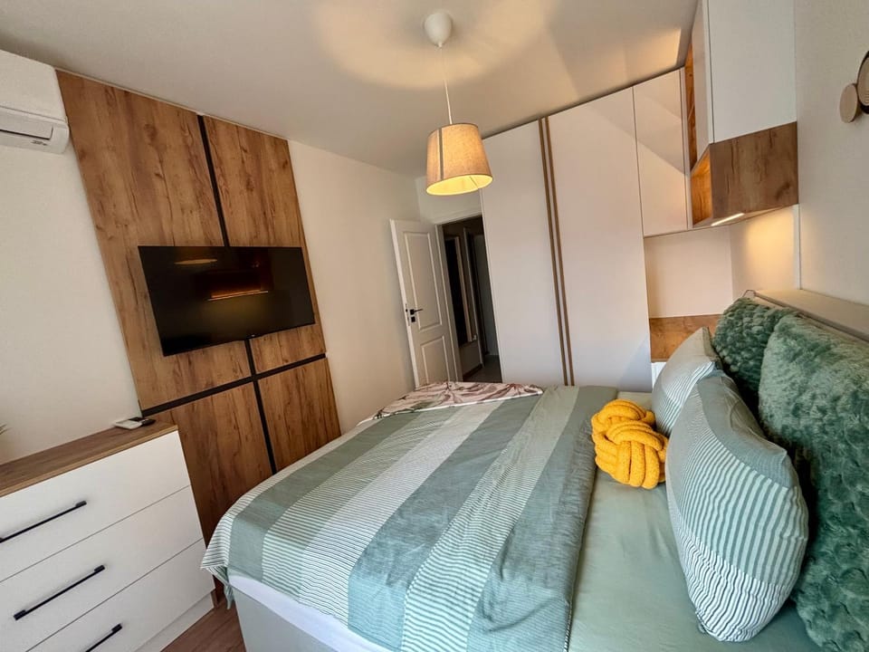 Bed, TV and multimedia, Evening entertainment, Bedroom, towels, wardrobe
