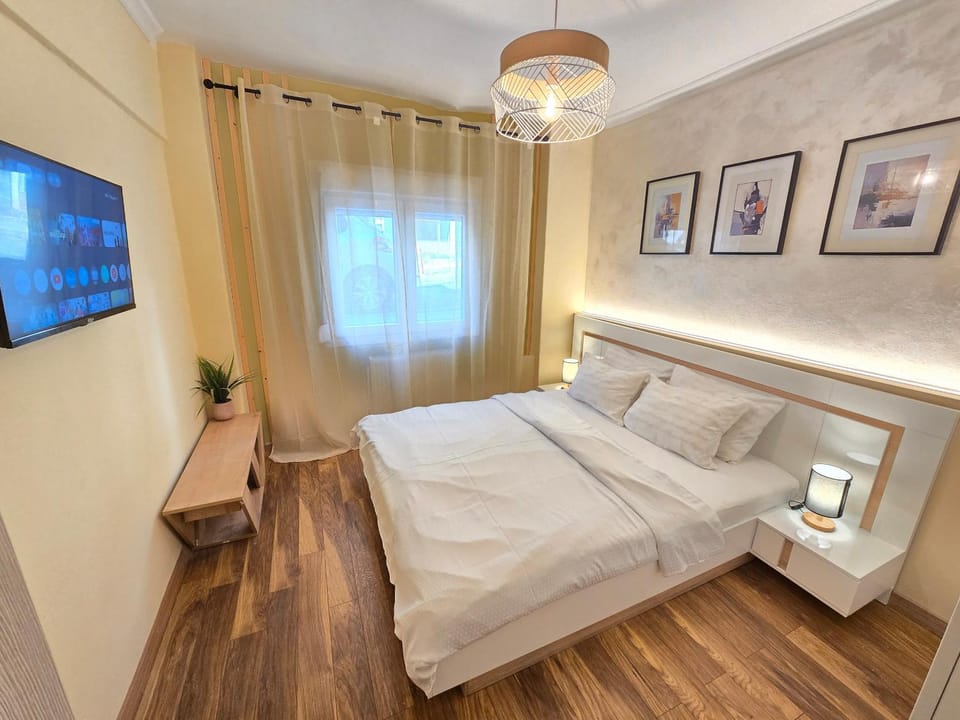 Bed, TV and multimedia, Photo of the whole room, Bedroom