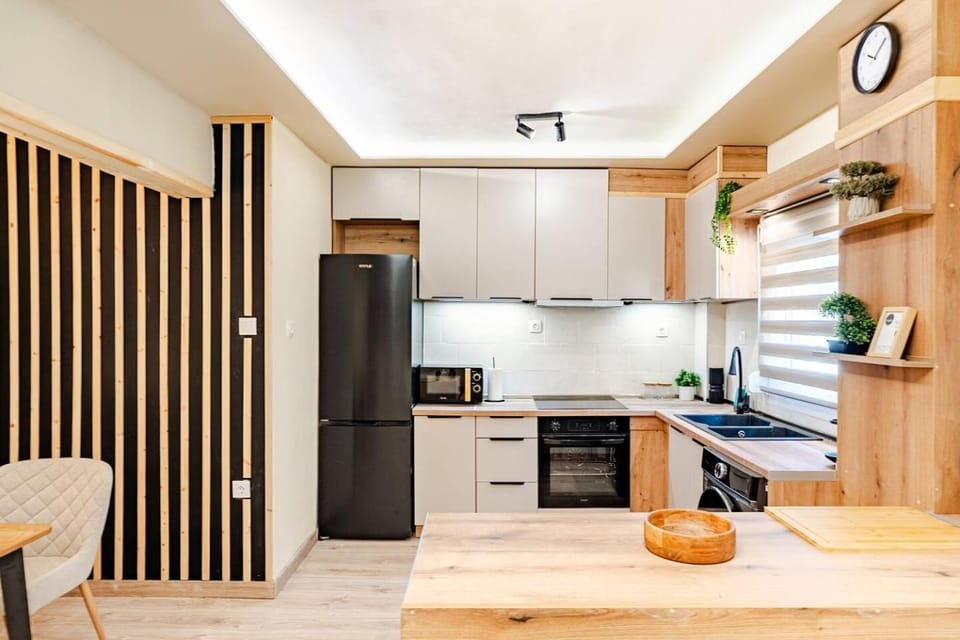 Coffee/tea facilities, Kitchen or kitchenette, oven, stove