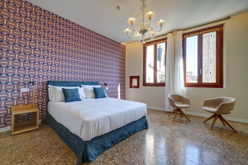 Bed, Photo of the whole room, City view